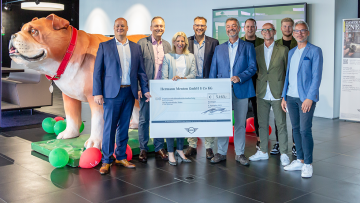 Aktion mit Mini-Werbefigur "Spike": Autohaus Menton spendet über 5.000 Euro an SOS Kinderdorf