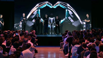 "Tesla AI Day 2022": Elon Musk führt Roboter-Prototypen vor - Auslieferungsrekord bei E-Autos