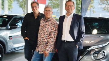 Timo Grundke (l.) und Lars Schilke (r.) von AutoProtect mit Detlef Ahrens vom Autohaus Günther