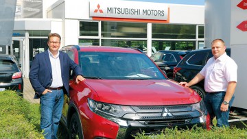 Marc Winkelmann und Heiko Hellmann vor dem Düsseldorfer Betrieb der MTW-Brüggemann Gruppe; Mitsubishi
