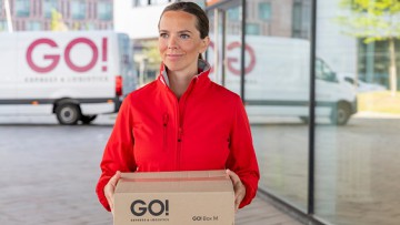Go Express und Logistics Paketauslieferin mit Paket
