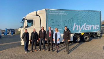 Fahrzeugkombination für hylane mit Schmitz Cargobull-Aufbau übergeben