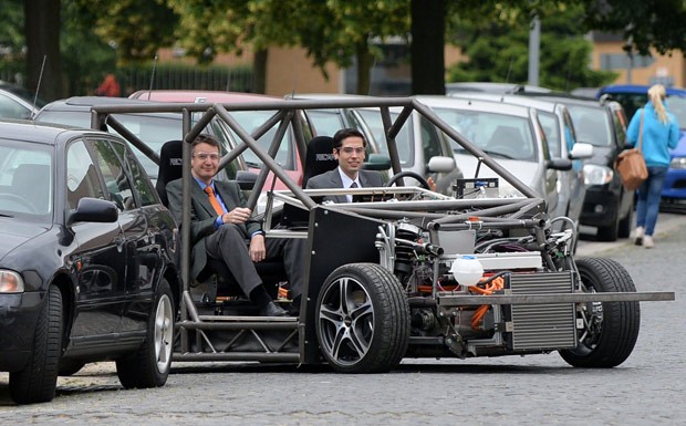 Die Forscher Markus Maurer (l) und Peter Bergmiller parken am 26.06.2013 mit dem Elektroauto "Mobile" auf dem Gelände der Technischen Universität in Braunschweig (Niedersachsen) ein. 