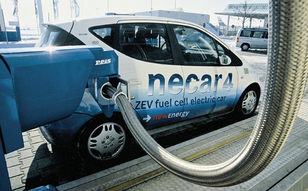 Brennstoffzellenfahrzeug Mercedes Necar4 Betankung mit Wasserstoff