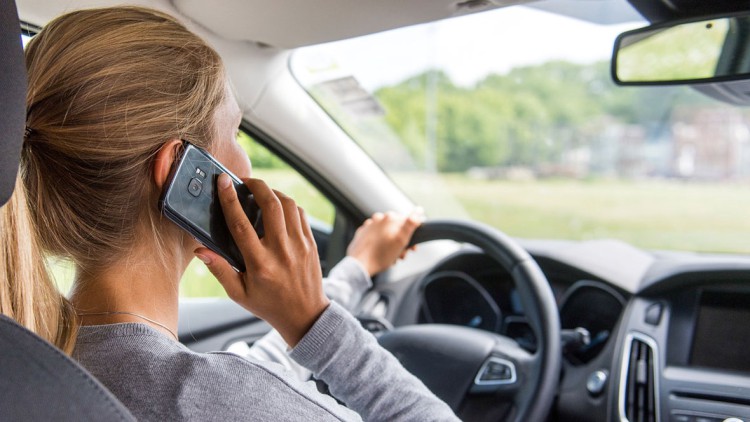 Anhalten genügt nicht: Telefonieren im Auto nur mit ausgeschaltetem Motor