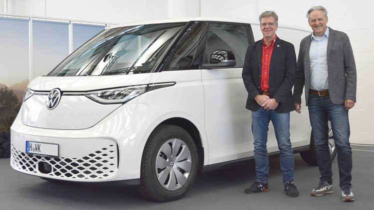 VW ID. Buzz Cargo: VW-Transporter-Fan nimmt erstes Fahrzeug entgegen