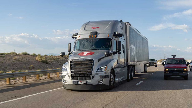 Freightliner Cascadia ist in den USA auf dem Highway unterwegs