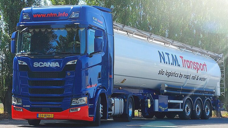 Ein Lkw vomSilotransportunternehmen Nederlandse Transport Maatschappij