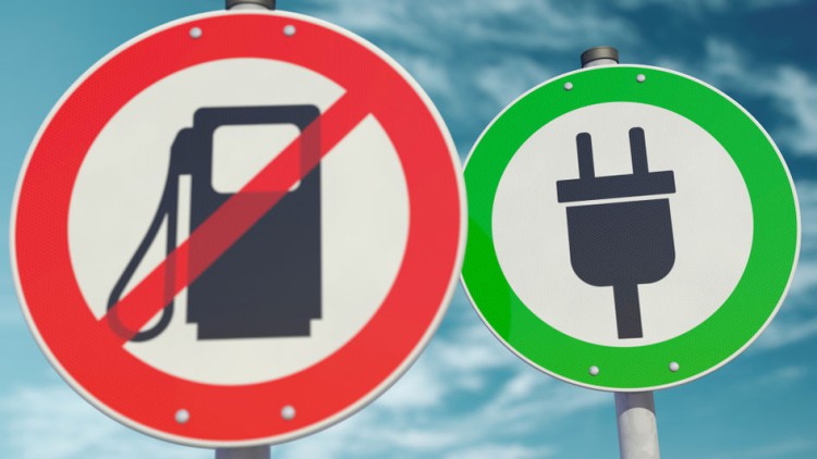 Rotes Schild mit durchgestrichener Tankstelle und grünes Schild mit Stromstecker