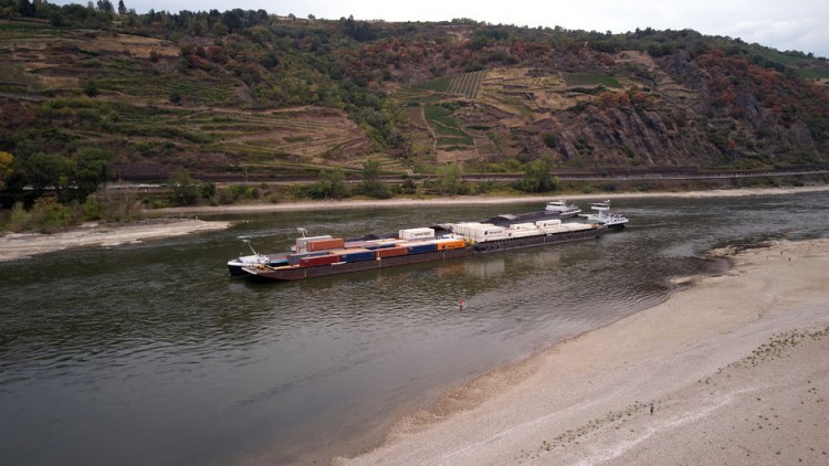 Containerschiff steckt im Rhein fest